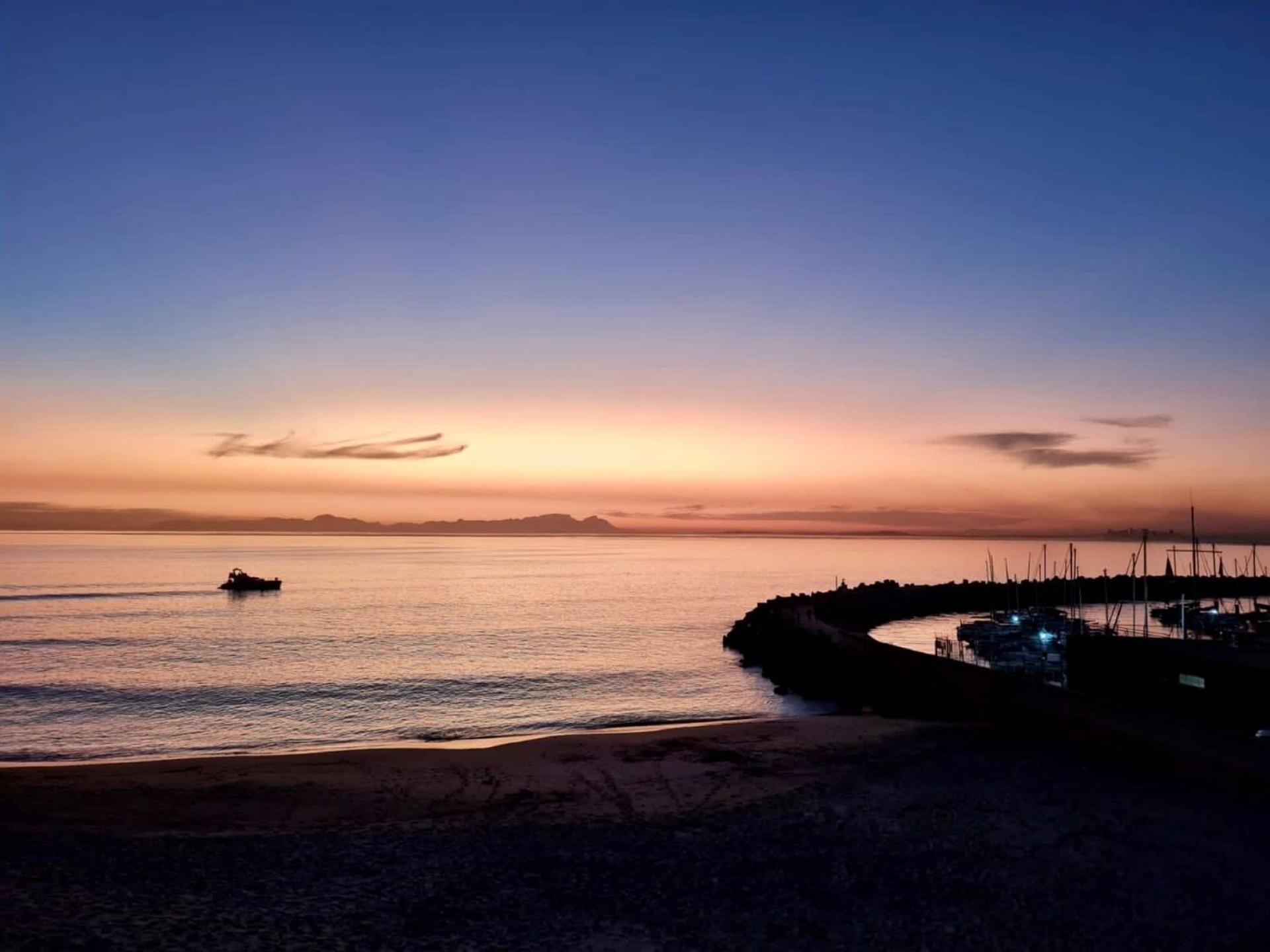 The Stone On The Beach! Le Cap